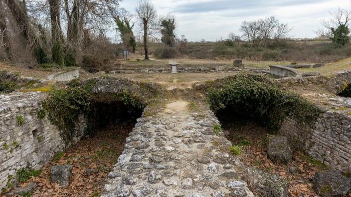 Jalan-jalan ke Dion, Kota Suci Kuno di Kaki Gunung Olimpus Yunani DION, GREECE - FEBRUARY 12: The Roman Theatre at the Archaeological Park of Dion on February 12, 2023 in Dion, Greece. The Archaeological Park of Dion is the most important archaeological site at Mount Olympus in Greece. In the Archaeological Park of Dion  sanctuaries were found from the Hellenistic and Roman periods. The park displays the importance of ancient Dion in the history of Pieria. (Photo by Athanasios Gioumpasis/Getty Images)