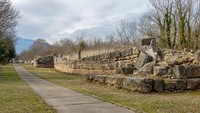 Penggalian di daerah tersebut, yang dilakukan oleh Universitas Aristoteles Thessaloniki pada tahun 1920-an. Saat itu ditemukan sebuah kota berbenteng yang dikelilingi oleh tempat suci dan tempat ibadah lainnya. Kota ini diperkirakan terus dihuni sejak periode Yunani kuno Sebelum Masehi hingga masa Kristen awal.
