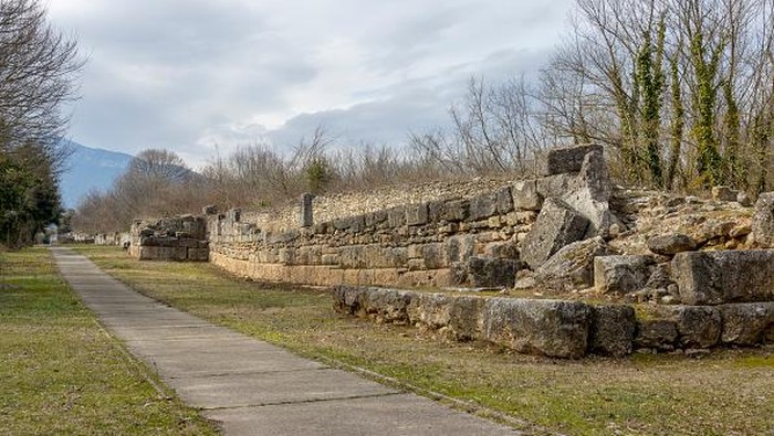Jalan-jalan ke Dion, Kota Suci Kuno di Kaki Gunung Olimpus Yunani DION, GREECE - FEBRUARY 12: The Roman Theatre at the Archaeological Park of Dion on February 12, 2023 in Dion, Greece. The Archaeological Park of Dion is the most important archaeological site at Mount Olympus in Greece. In the Archaeological Park of Dion  sanctuaries were found from the Hellenistic and Roman periods. The park displays the importance of ancient Dion in the history of Pieria. (Photo by Athanasios Gioumpasis/Getty Images)