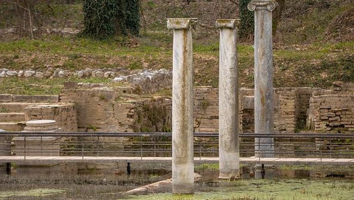 Jalan-jalan ke Dion, Kota Suci Kuno di Kaki Gunung Olimpus Yunani DION, GREECE - FEBRUARY 12: The Roman Theatre at the Archaeological Park of Dion on February 12, 2023 in Dion, Greece. The Archaeological Park of Dion is the most important archaeological site at Mount Olympus in Greece. In the Archaeological Park of Dion sanctuaries were found from the Hellenistic and Roman periods. The park displays the importance of ancient Dion in the history of Pieria. (Photo by Athanasios Gioumpasis/Getty Images)