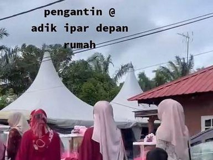 Jodoh lima langkah dari rumah, keluarga rombongan pengantin pria mengantarkan seserahan ke rumah pengantin wanita yang ada di depan rumah. Jodoh lima langkah dari rumah, keluarga rombongan pengantin pria mengantarkan seserahan ke rumah pengantin wanita yang ada di depan rumah.