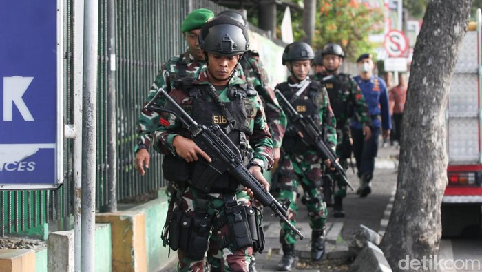 Sejumlah petugas gabungan dari TNI, Polri, hingga Damkar Kota Surabaya menuju titik pengamanan usai apel jelang kedatangan Presiden RI, Joko Widodo.