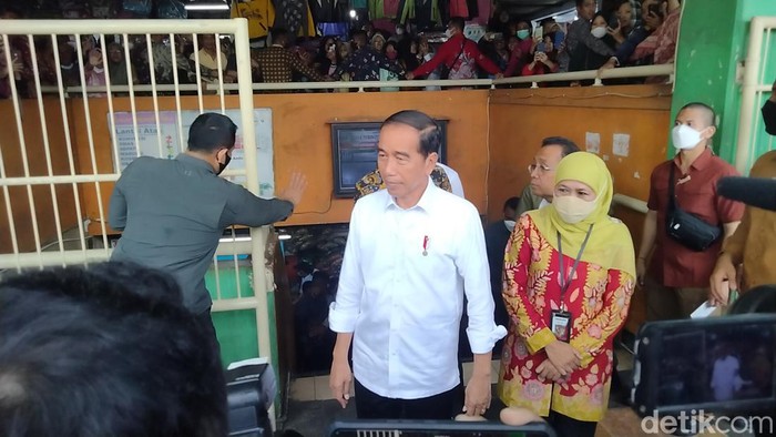 Presiden RI, Joko Widodo usai mengunjungi sejumlah stan pedagang sembako di Pasar Wonokromo Surabaya