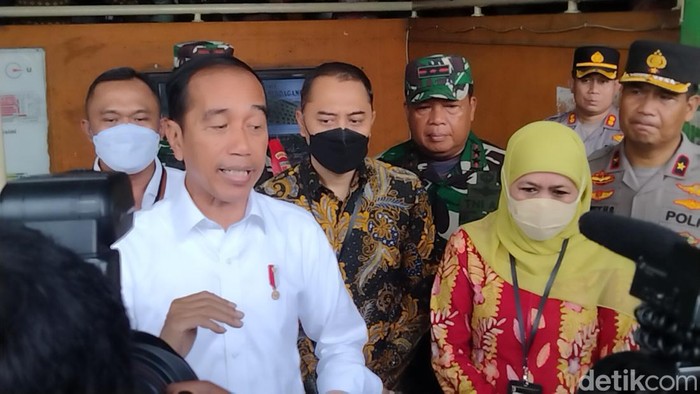 Presiden RI, Joko Widodo usai mengunjungi sejumlah stan pedagang sembako di Pasar Wonokromo Surabaya