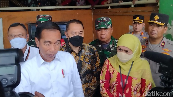 Presiden RI, Joko Widodo usai mengunjungi sejumlah stan pedagang sembako di Pasar Wonokromo Surabaya