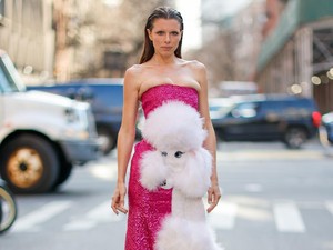 Julia Fox Pakai Gaun Berkepala Poodle, Curi Atensi di New York Fashion Week
