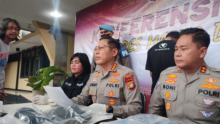 Kapolres Depok A Fuady (tengah)