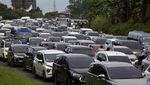 Ada One Way, Jalur Puncak Bogor Macet Banget