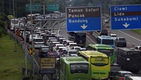 Tingginya volume kendaraan wisatawan saat libur Isra Miraj Nabi Muhammad SAW dan libur akhir pekan menyebabkan terjadinya kepadatan di jalur wisata Puncak Bogor.