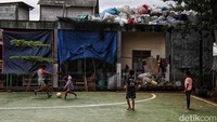 Dulunya taman ini bekas tempat pembuangan sampah warga karena terletak di gang yang sempit.