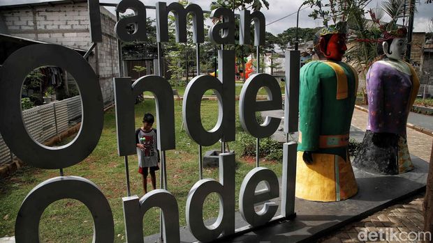 Keren, Tempat Pembuangan Sampah Ini Disulap Jadi Taman Ondel-ondel yang Kece Anak-anak bermain di area ruang terbuka hijau Taman Ondel-ondel, Semper Barat, Cilincing, Jakarta Utara, Jumat (17/2/2023). Taman ini dibangun pada tahun 2022 dan rampung pada Januari 2023.