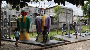 Keren, Tempat Pembuangan Sampah Ini Disulap Jadi Taman Ondel-ondel