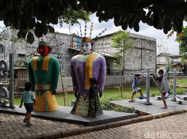 Keren, Tempat Pembuangan Sampah Ini Disulap Jadi Taman Ondel-ondel
