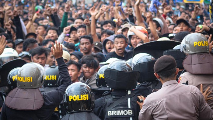 Kerusuhan di Stadion Jatidiri, Semarang terjadi jelang pertandingan antara PSIS Semarang vs Persis Solo. Diduga, hal itu dipicu larangan penonton masuk stadion.