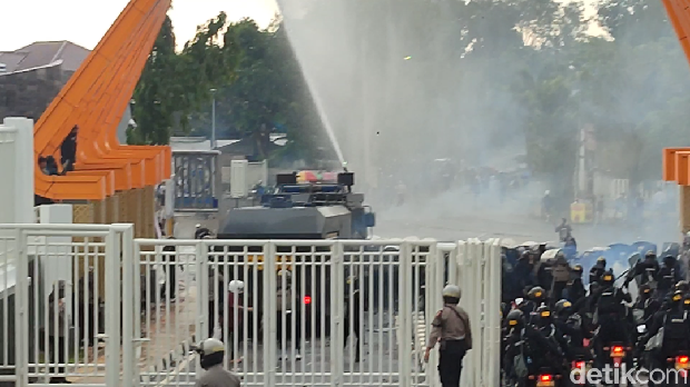 Kerusuhan di Stadion Jatidiri, Semarang terjadi jelang pertandingan antara PSIS Semarang vs Persis Solo. Diduga, hal itu dipicu larangan penonton masuk stadion.