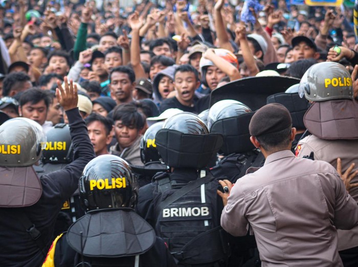 Kerusuhan di Stadion Jatidiri, Semarang terjadi jelang pertandingan antara PSIS Semarang vs Persis Solo. Diduga, hal itu dipicu larangan penonton masuk stadion.