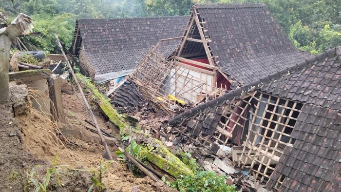 Kondisi rumah warga Magetan yang tertimbun longsor