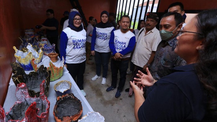 Kurangi Permasalahan Sampah di Denpasar Lewat Rumah Kelola Sampah Guna mendukung pembangunan berkelanjutan dan mengurangi permasalahan sampah di Denpasar, Rumah Kelola Sampah yang keempat ini hadir di Denpasar, Bali. Ini potretnya.