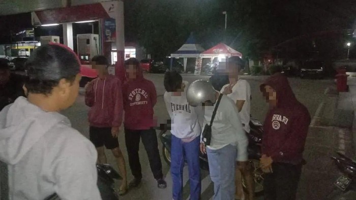 Lima orang remaja di Tangerang, Banten diamankan pihak kepolisian. Mereka diciduk polisi saat berkeliling mencari musuh untuk tawuran. (IG @kapolresmetrotangerangkota)