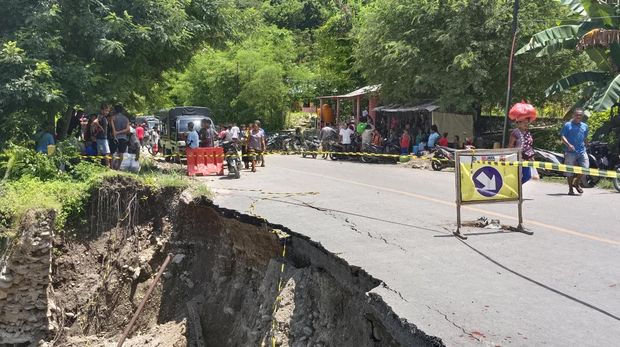 Longsor di Jalan Timor Raya KM. 72, Kelurahan Takari, Kecamatan Takari, Kabupaten Kupang, Nusa Tenggara Timur (NTT).