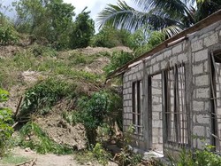 Rumah warga bernama Yohana Tapatab tertimbun longsor, sehingga rumah dikosongkan dan penghuninya mengungsi ke rumah tetangga. Puluhan warga di sekitar lokasi juga telah mengevakuasi diri ke perumahan tetangga. Belasan ternak warga seperti babi, kambing, dan sapi yang berada di kandang juga tertimbun longsor. Foto: Yufen Ernesto/detikBali
