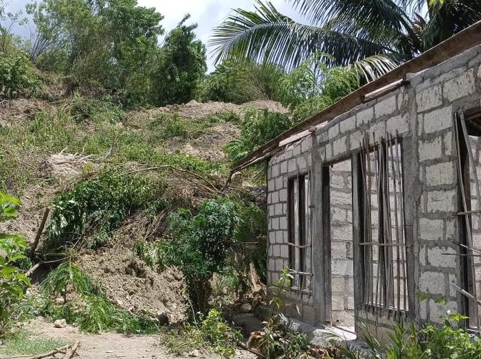 Longsor di Jalan Timor Raya KM. 72, Kelurahan Takari, Kecamatan Takari, Kabupaten Kupang, Nusa Tenggara Timur (NTT).