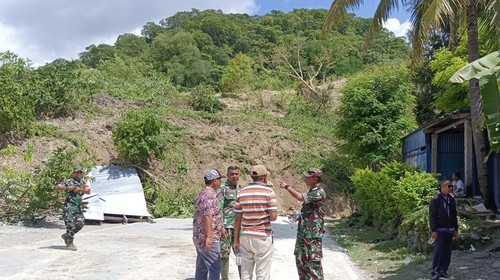 Longsor di Jalan Timor Raya KM. 72, Kelurahan Takari, Kecamatan Takari, Kabupaten Kupang, Nusa Tenggara Timur (NTT).