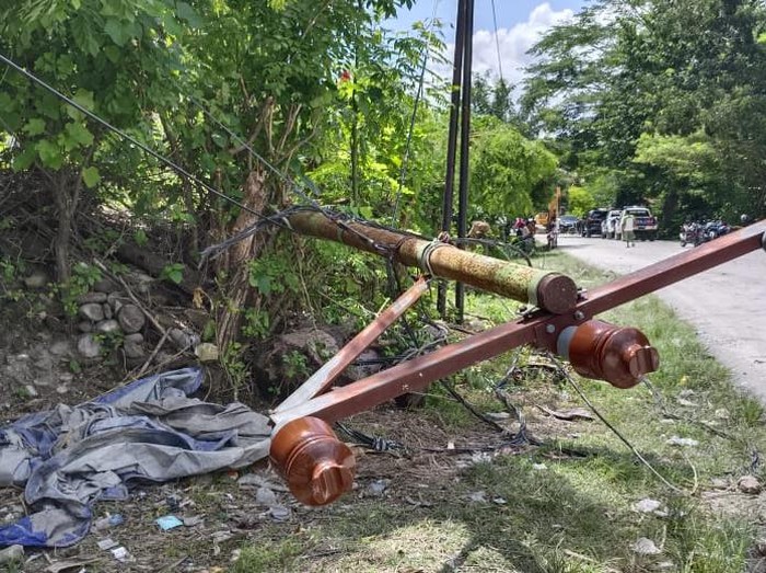 Longsor mengakibatkan tiang listrik roboh di Jalan Timor Raya KM. 72, Kelurahan Takari, Kecamatan Takari, Kabupaten Kupang, Nusa Tenggara Timur (NTT).
