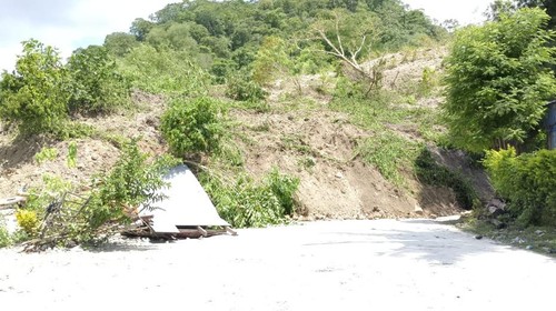 Longsor setinggi 20 meter menutup Jalan Timor Raya KM 72, Kelurahan Takari, Kecamatan Takari, Kabupaten Kupang, Nusa Tenggara Timur (NTT).