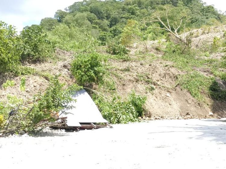 Penampakan Longsor di Kupang: Jalan Lumpuh Total-Warga Susuri Hutan