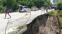 Ratusan kendaraan tak bisa melintas dan mengantre sepanjang sekitar satu kilometer sejak Jumat (17/2/2023) malam. Kendaraan roda dua, roda empat, dan roda enam dari arah Kota Kupang menuju Kabupaten Timor Tengah Selatan, Timor Tengah Utara, Belu, dan Malaka terjebak karena material longsoran. Foto: Yufen Ernesto/detikBali