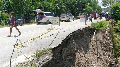 Longsor tutup Jalan Timor Raya KM. 72, Kelurahan Takari, Kecamatan Takari, Kabupaten Kupang, Nusa Tenggara Timur (NTT).