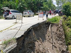 Ratusan kendaraan tak bisa melintas dan mengantre sepanjang sekitar satu kilometer sejak Jumat (17/2/2023) malam. Kendaraan roda dua, roda empat, dan roda enam dari arah Kota Kupang menuju Kabupaten Timor Tengah Selatan, Timor Tengah Utara, Belu, dan Malaka terjebak karena material longsoran. Foto: Yufen Ernesto/detikBali