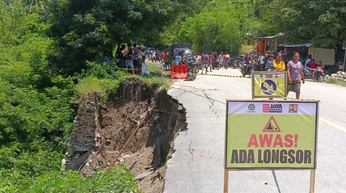 Longsor tutup Jalan Timor Raya KM. 72, Kelurahan Takari, Kecamatan Takari, Kabupaten Kupang, Nusa Tenggara Timur (NTT).