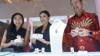 Public Figure Audi Marisa (tengah) bersama CEO Lotus Lingga Pratama, Ivan Lingga (kanan) saat menunjukkan koleksi terbaru Dari Lotus Gold “Black Rose” di Jakarta International Jewellery Fair 2023. 