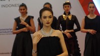 Mengusung tagline “Black Gold is The New Gold”, koleksi ini memadukan keindahan chrome black dan chrome rose yang elegan, modern dan berkelas. Menggunakan inspirasi elemen desain dasar timeless, seperti segitiga, oval, dan kotak dalam gaya clean lines serta strong edges, “Black Rose” akan semakin menambah kesan edgy dan bold bagi penampilan penggunanya.