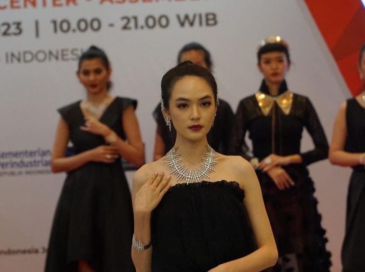 Lotus Gold Perkenalkan Koleksi Black Rose