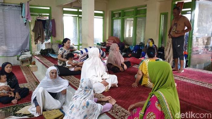 Banjir di Kota Makassar, Sulawesi Selatan (Sulsel) masih merendam sejumlah titik di empat kecamatan. Warga yang mengungsi mengaku membutuhkan selimut hingga popok bayi.