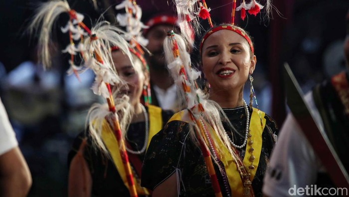 Sejumlah warga dari Komunitas Masyarakat Ngada melakukan Misa Inkulturasi dalam acara Festival Reba di Anjungan NTT,  Taman Mini Indonesia Indah, Jakarta Timur, Sabtu (18/2/2023). Komunitas Masyarakat Ngada di Jakarta kembali merayakan pesta adat dan ritus agama asli yang disebut Reba.