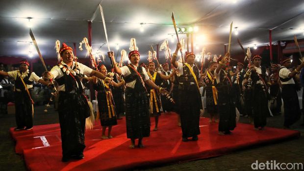 Sejumlah warga dari Komunitas Masyarakat Ngada melakukan Misa Inkulturasi dalam acara Festival Reba di Anjungan NTT,  Taman Mini Indonesia Indah, Jakarta Timur, Sabtu (18/2/2023). Komunitas Masyarakat Ngada di Jakarta kembali merayakan pesta adat dan ritus agama asli yang disebut Reba.