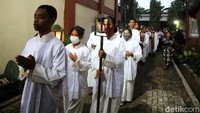 Sejumlah warga dari Komunitas Masyarakat Ngada melakukan Misa Inkulturasi dalam acara Festival Reba di Anjungan NTT,  Taman Mini Indonesia Indah, Jakarta Timur, Sabtu (18/2/2023). Komunitas Masyarakat Ngada di Jakarta kembali merayakan pesta adat dan ritus agama asli yang disebut Reba.