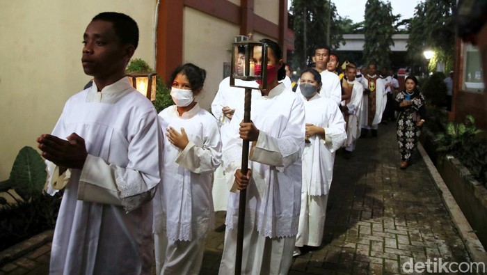 Sejumlah warga dari Komunitas Masyarakat Ngada melakukan Misa Inkulturasi dalam acara Festival Reba di Anjungan NTT,  Taman Mini Indonesia Indah, Jakarta Timur, Sabtu (18/2/2023). Komunitas Masyarakat Ngada di Jakarta kembali merayakan pesta adat dan ritus agama asli yang disebut Reba.