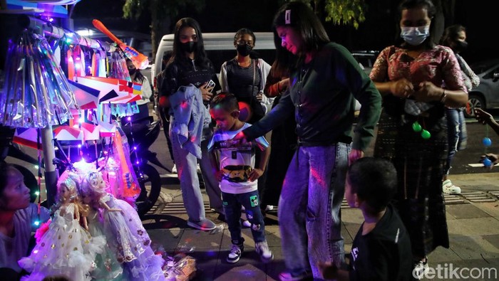 Meriahnya Festival Reba di Taman Mini Indonesia Indah Sejumlah warga dari Komunitas Masyarakat Ngada melakukan Festival Reba di Anjungan NTT,Β Taman Mini Indonesia Indah, Jakarta Timur, Sabtu (18/2/2023). Komunitas Masyarakat Ngada di Jakarta kembali merayakan pesta adat dan ritus agama asli yang disebut Reba.