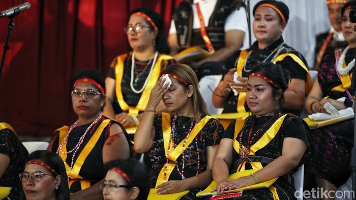 Meriahnya Festival Reba di Taman Mini Indonesia Indah Sejumlah warga dari Komunitas Masyarakat Ngada melakukan Festival Reba di Anjungan NTT,Β Taman Mini Indonesia Indah, Jakarta Timur, Sabtu (18/2/2023). Komunitas Masyarakat Ngada di Jakarta kembali merayakan pesta adat dan ritus agama asli yang disebut Reba.