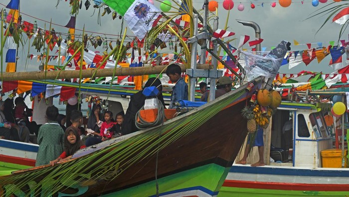 Meriahnya Kapal Hias Berlayar di Festival Teluk Banten Sejumlah wisatawan menaiki perahu hias pada Festival Teluk Banten 2023 di Pantai Karangantu, Kota Serang, Banten, Sabtu (18/2/2023). Festival bertujuan untuk mempromosikan wisata pantai dan wisata antarpulau di Banten. ANTARA FOTO/Asep Fathulrahman/tom.