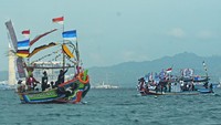 Sejumlah wisatawan menaiki perahu hias pada Festival Teluk Banten 2023 di Pantai Karangantu, Kota Serang, Banten, Sabtu (18/2/2023).