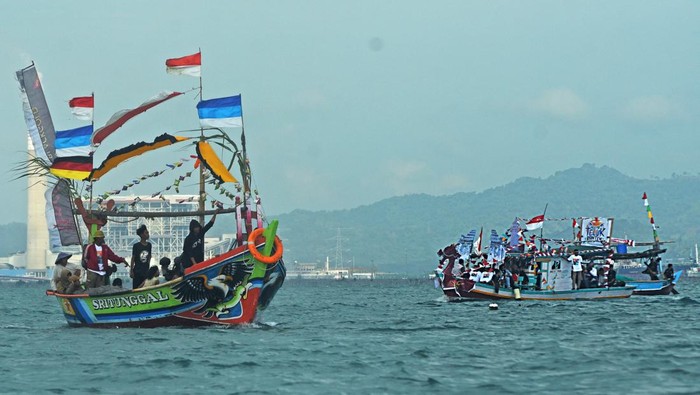 Sejumlah wisatawan menaiki perahu hias pada Festival Teluk Banten 2023 di Pantai Karangantu, Kota Serang, Banten, Sabtu (18/2/2023). Festival bertujuan untuk mempromosikan wisata pantai dan wisata antarpulau di Banten. ANTARA FOTO/Asep Fathulrahman/tom.