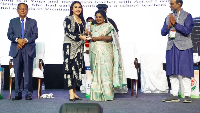 Meryl Rouli Saragih saat menerima Youth Award di The 4th ASEAN-India Youth Summit