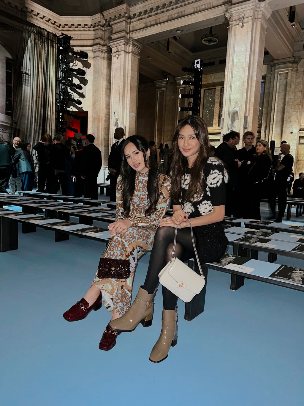 Mikha Tambayong dan Beby Tsabina menyaksikan peragaan Tory Burch Fall 2023 di New York Fashion Week.