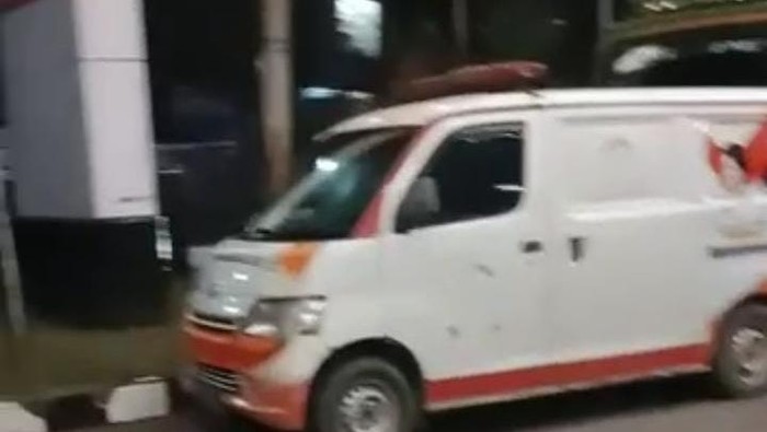 Mobil Gerindra Karo membawa BBM menggunakan jeriken